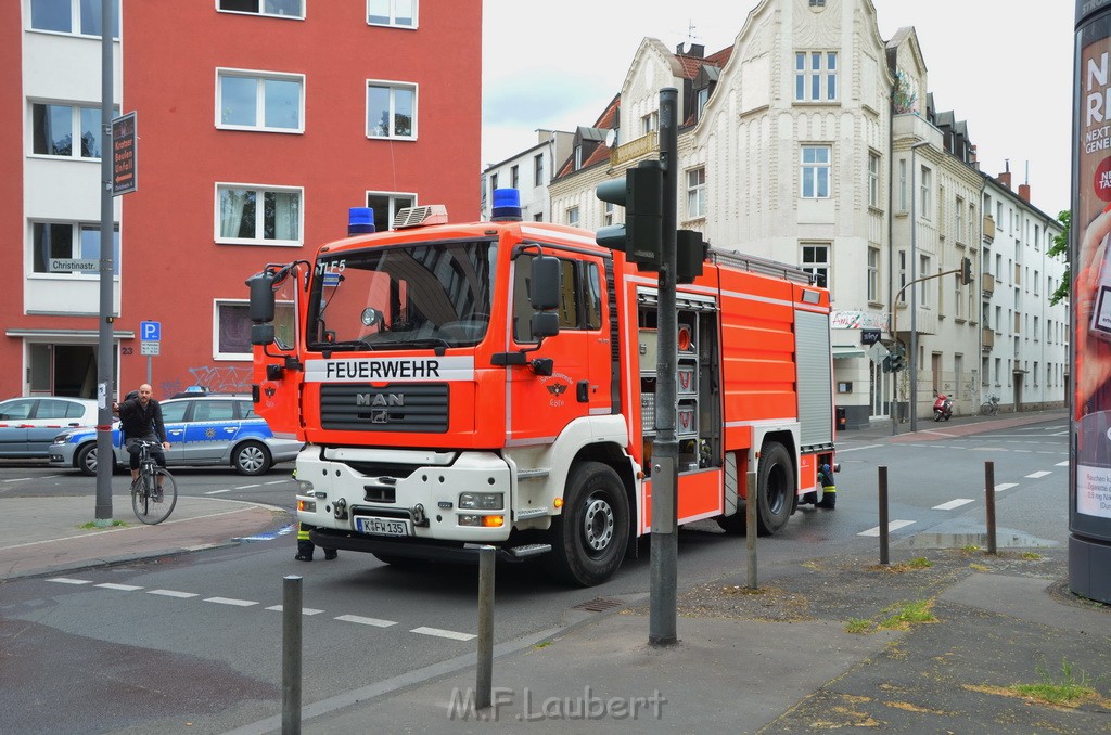 Feuer Wohnmobil Koeln Nippes Kempenerstr P119.JPG - Miklos Laubert